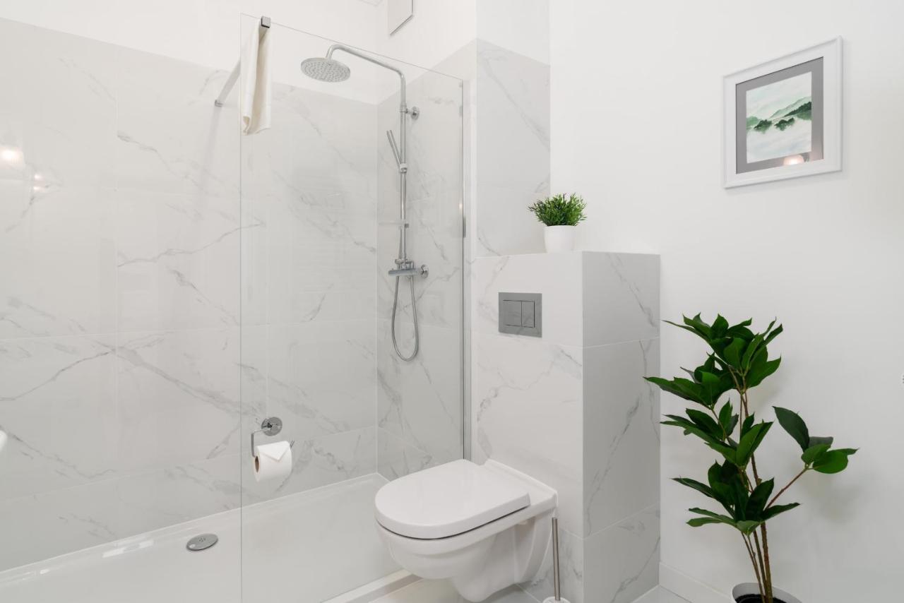 Apartment White Elegance With Ac & Free Garage By Renters Poznan
