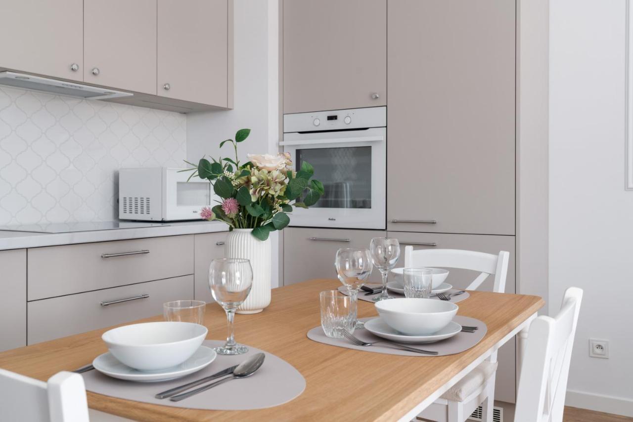 White Elegance With Ac & Free Garage By Renters Apartment Poznan