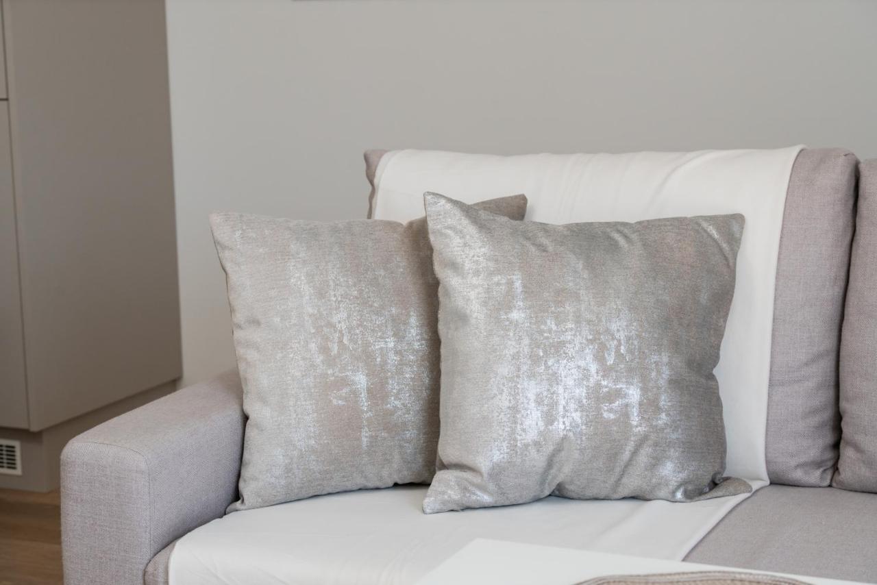 White Elegance With Ac & Free Garage By Renters *