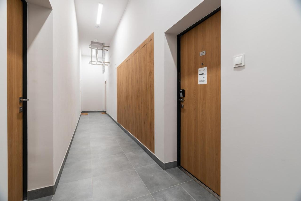White Elegance With Ac & Free Garage By Renters Apartment