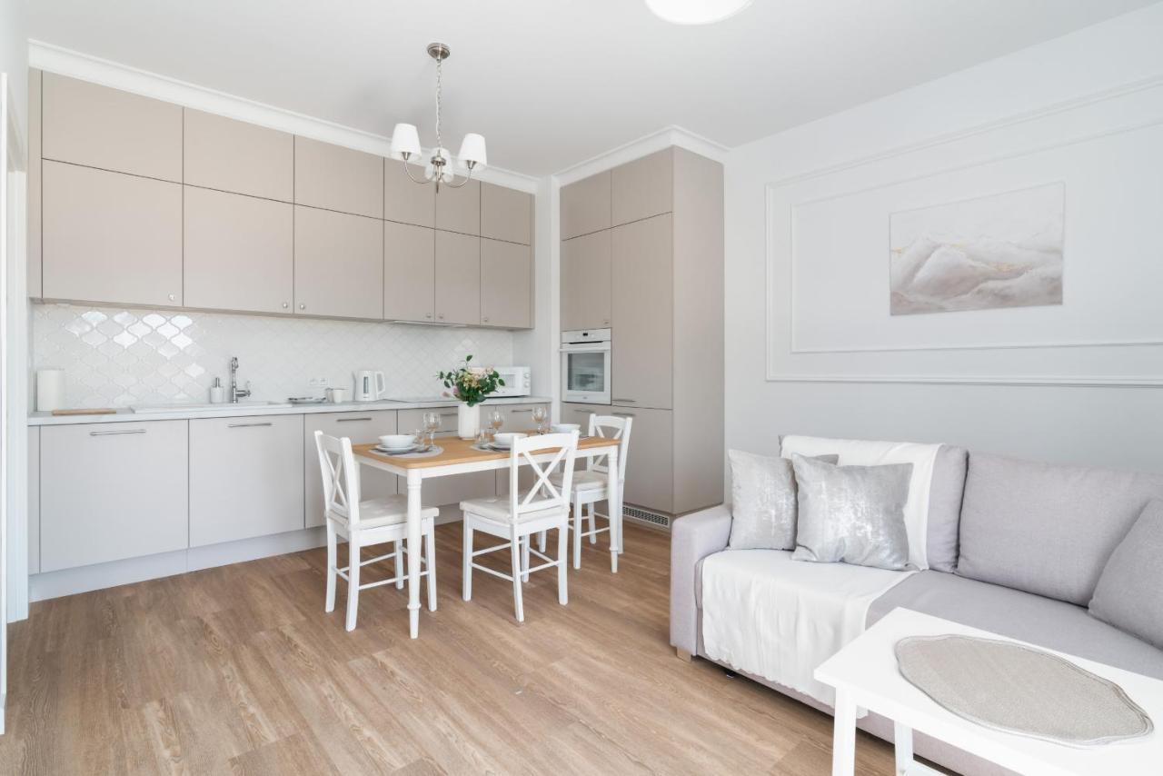 White Elegance With Ac & Free Garage By Renters Apartment