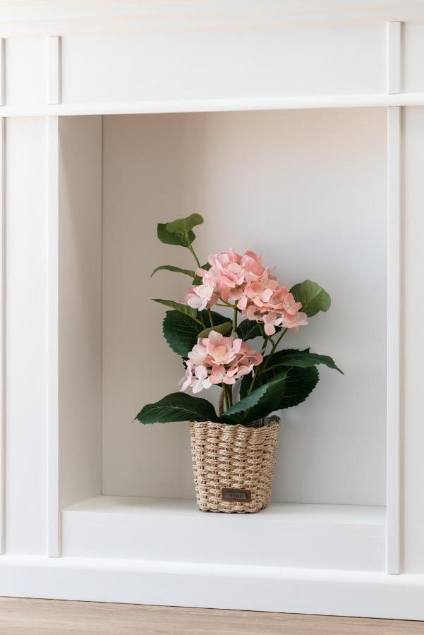 White Elegance With Ac & Free Garage By Renters Apartment Poznan