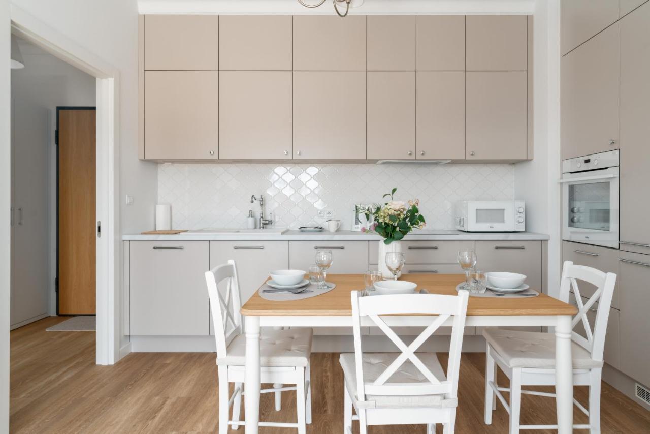 White Elegance With Ac & Free Garage By Renters *