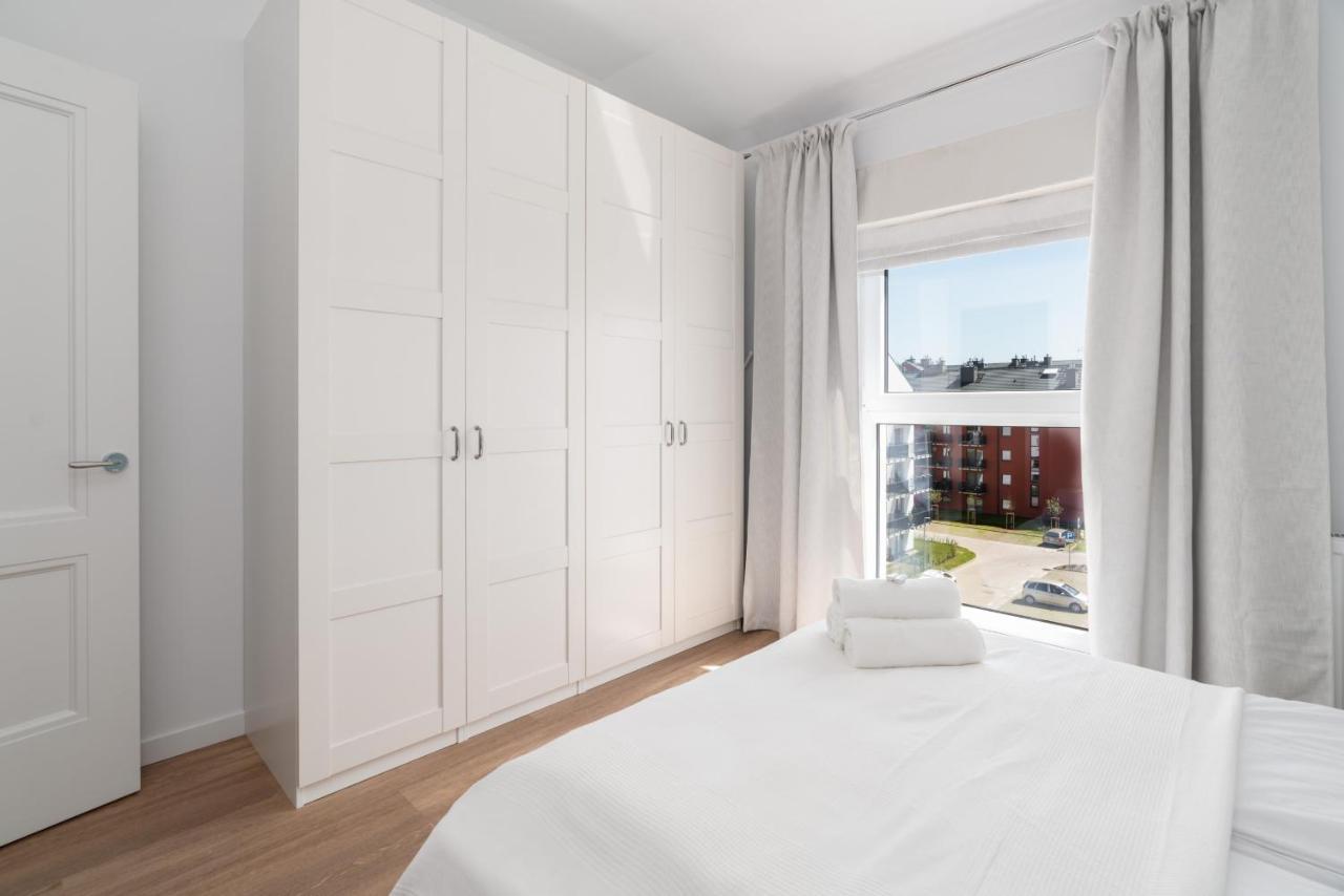 White Elegance With Ac & Free Garage By Renters Apartment