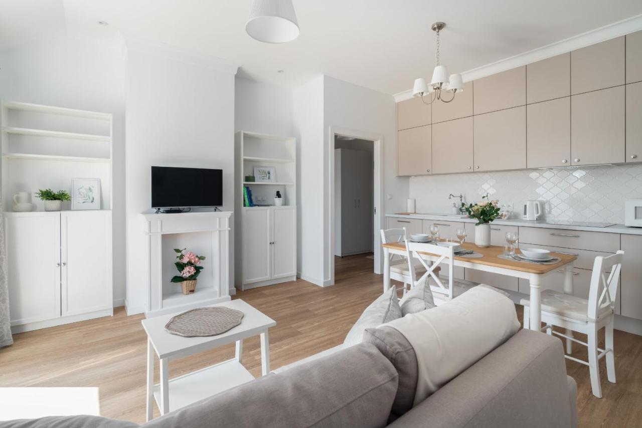 White Elegance With Ac & Free Garage By Renters Apartment *
