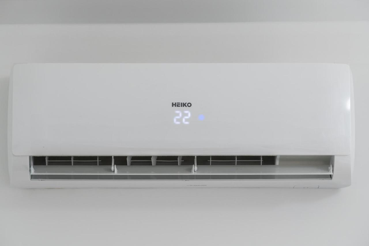 White Elegance With Ac & Free Garage By Renters Apartment Poznan