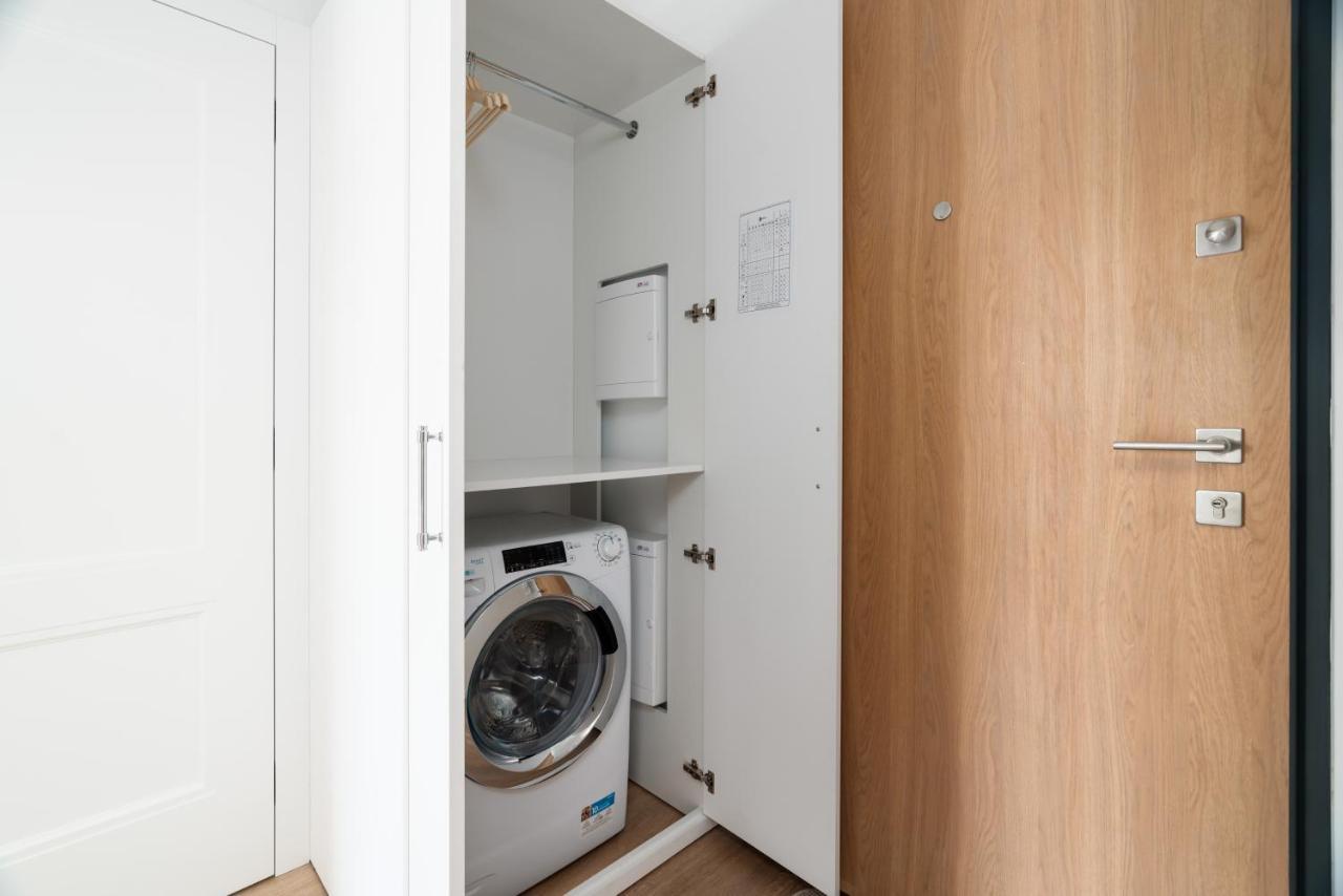 White Elegance With Ac & Free Garage By Renters Apartment